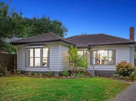 Elegant family home in Croydon near shops and transit, hotel en Nelsons Hill