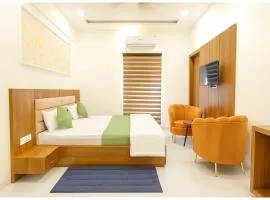 Mahavidya Road Hotel The Shrinath Premium Palace Near Masani Railway Station - Sri Krishna Janmabhoomi - Parking # Restaurant And Lift facilities - Fully Air conditioning Luxuary Room - Top Rated Hotel In Mathura