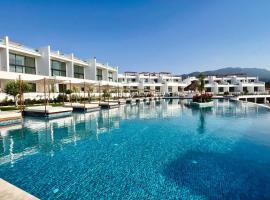 Mykonos Homes - Stilvolles Apartment mit eigenem Jaccuzzi, ξενοδοχείο σε Kalogrea