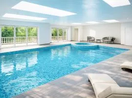 Luxury Ascot Retreat Private Indoor Heated Pool, Wellness Spa & Gardens