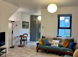 Sunberry 2 Bright Modern Entire Home, Headford, Hotel in Headford