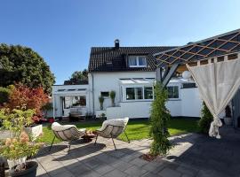 Gemütliche Doppelhaushälfte mit Garten und Sauna, Hotel in Frechen