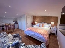 Wild Meadow Cottage - Countryside Views and King Bed
