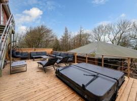 Large Pool House With 15 Bedrooms And Lots Of Activity Options, villa en Erslev