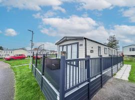Stunning 8 Berth Caravan With Decking At Kessingland Beach Ref 90017D, hotel i Benacre