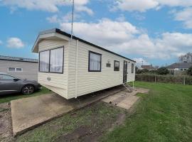 Lovely 6 Berth Caravan With Wifi At Pakefield, Suffolk 68119Bs, hotel i Lowestoft