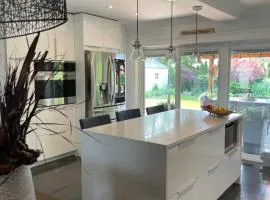 Modern Retreat with Hot tub by YYZ, 20min to CN Tower