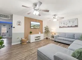 The Dora Haus 3 Bed 1 Bath Retreat with Gaming Arcade room, Firepit and outdoor Dining Sleeps 6