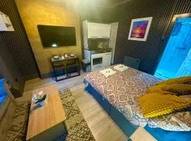 Reads Avenue - Luxury Ground Floor Studio - Next Door to H&A Social Club