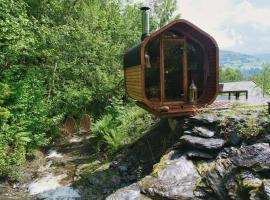 Private waterfall, sauna & hot tub - unique house, hotel med boblebade i Vossevangen