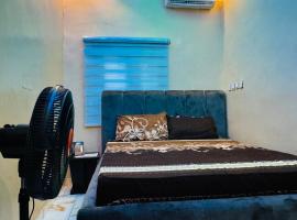 LUXE 90 HOTEL AND SUITes, ξενοδοχείο με πάρκινγκ σε Wasimi-Aiyetoro