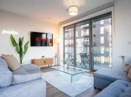 Central Wembley Stadium Luxe Stay with Pool Table