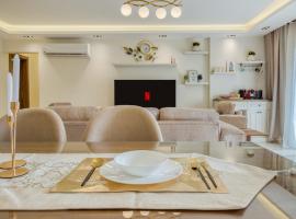 Luxurious 3Bd Hotel Apt in compound Sheikh Zayed with Pool and Gym access, hotel v destinaci Sheikh Zayed