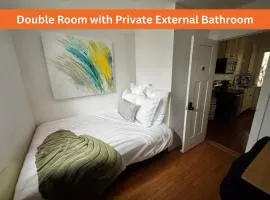 20 min NYC-Modern Private Room-Queen Bed-Parking Available But Confirm with Hosts