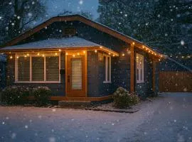 Long Weekend Holiday Getaway, Pet Friendly, Hot Tub, EV Chrger, Broadripple