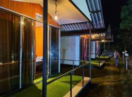 Pawna Tent Camp by Maitri Pawna Lake, luxusn&iacute; stan v destinaci Kolvan