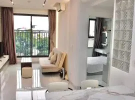 2BR Picity - 3 Pools, Gym, 30 mins to Airport
