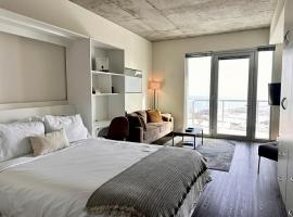 Luxury Penthouse Apt Near Brady St with Balcony and Lake View, hotel a Milwaukee