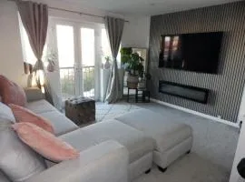 Stylish 1BR Walk to E Croydon