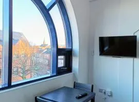 Modern 1 Bedroom Apt 6 near City Centre Parking