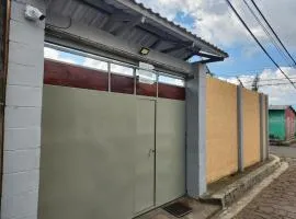 Linda casa con garaje en la majada