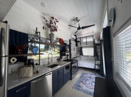 Pet Friendly, Modern Tiny Home in Vibrant Clermont!, domek nebo chatka v destinaci Clermont
