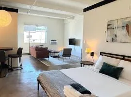Westown Studio Apt Near Fiserv, Baird, and Theater District