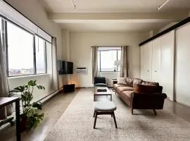 Westown Studio Apt Near Fiserv, Baird, and Theater District