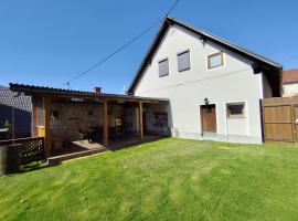 MaLu vintage house with garden، فندق في لوغانتيس