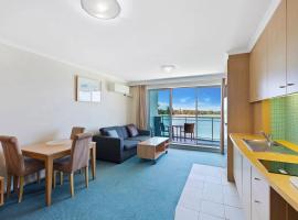 1 Bedroom Waterfront Apartment - Rooftop Pool & Spa，恩瑞斯的有熱水按摩池的飯店