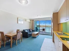 1 Bedroom Waterfront Apartment - Rooftop Pool & Spa