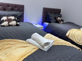 Chic Above Store, k&aelig;ledyrsvenligt hotel i Tredegar