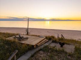 The Sandpiper - Amenity Rich Lake Michigan Front Beach Home, hotel a Pentwater
