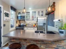 Snowy Peak Views from Living Room, 2 Parking Spaces, Walk to Ski condo