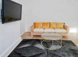 Evo Yellow Gravesend 2 bed Apartment - 2 mins STN Town Centre