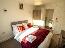 Modern Ensuite Studio with Free Parking