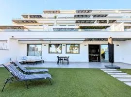 Apartamento frente a la piscina, gran jardín y vistas al mar