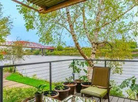 Waterfront Condo, 25ft from riverwalk, Pool & HotTub