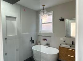 Sleek Avondale Condo Spa Bath 2 Bed King and Queen and Garage, apartmán v rezidenci v destinaci Chicago