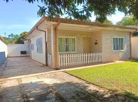 Casa familiar completa con patio grande y estacionamiento en zona tranquila、シウダー・デル・エステのホテル