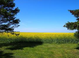 Holiday apartment with 2 bedrooms โรงแรมในGingst