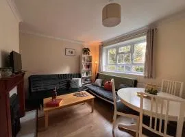 Spacious 4BR Home in Southfields - 5 Beds, Wifi and Parking