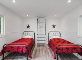 The Big Chill Luxe Lakefront w Hot Tub and Sauna, Hotel in Sprucedale