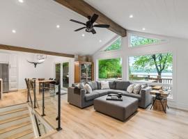 The Big Chill Luxe Lakefront w Hot Tub and Sauna, khách sạn ở Sprucedale