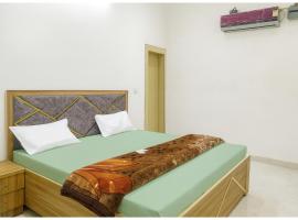 Surya Nagar Hotel M - Residency Near Baba Ji Gurudev Mandir- Sri Krishna Janmabhoomi - Room Service and Parking facilities - Fully Air conditioning Luxuary Room - Top Rated Hotel In Mathura，位于马图拉的酒店