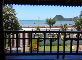 SeeSea Thai wooden house on beachfront, hotell sihtkohas Prachuap Khiri Khan