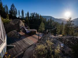 The Domestead- A private, off-grid glamping experience, hotell i Garden Valley