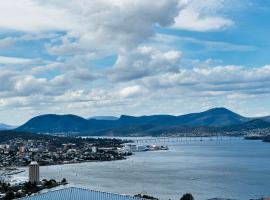 Spacious 3BR Home in Sandy Bay with Parking & Views, hotel i Sandy Bay