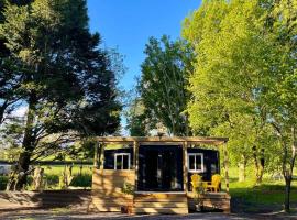 Tiny Haven Taupō- 10 mins from town centre- second accommodation on site our working homestead โรงแรมในOruanui