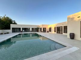 Al Ain Farm Escape with Private Pool , Mini Golf , and Firepit，位于Bin Aḩmad的木屋
